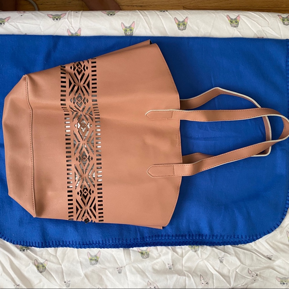 Mauve shoulder bag with button closure